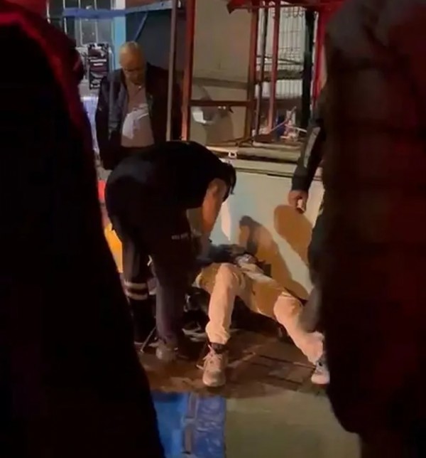 İzmir’de parkta kanlı tartışma: 5 yerinden bıçaklandı!